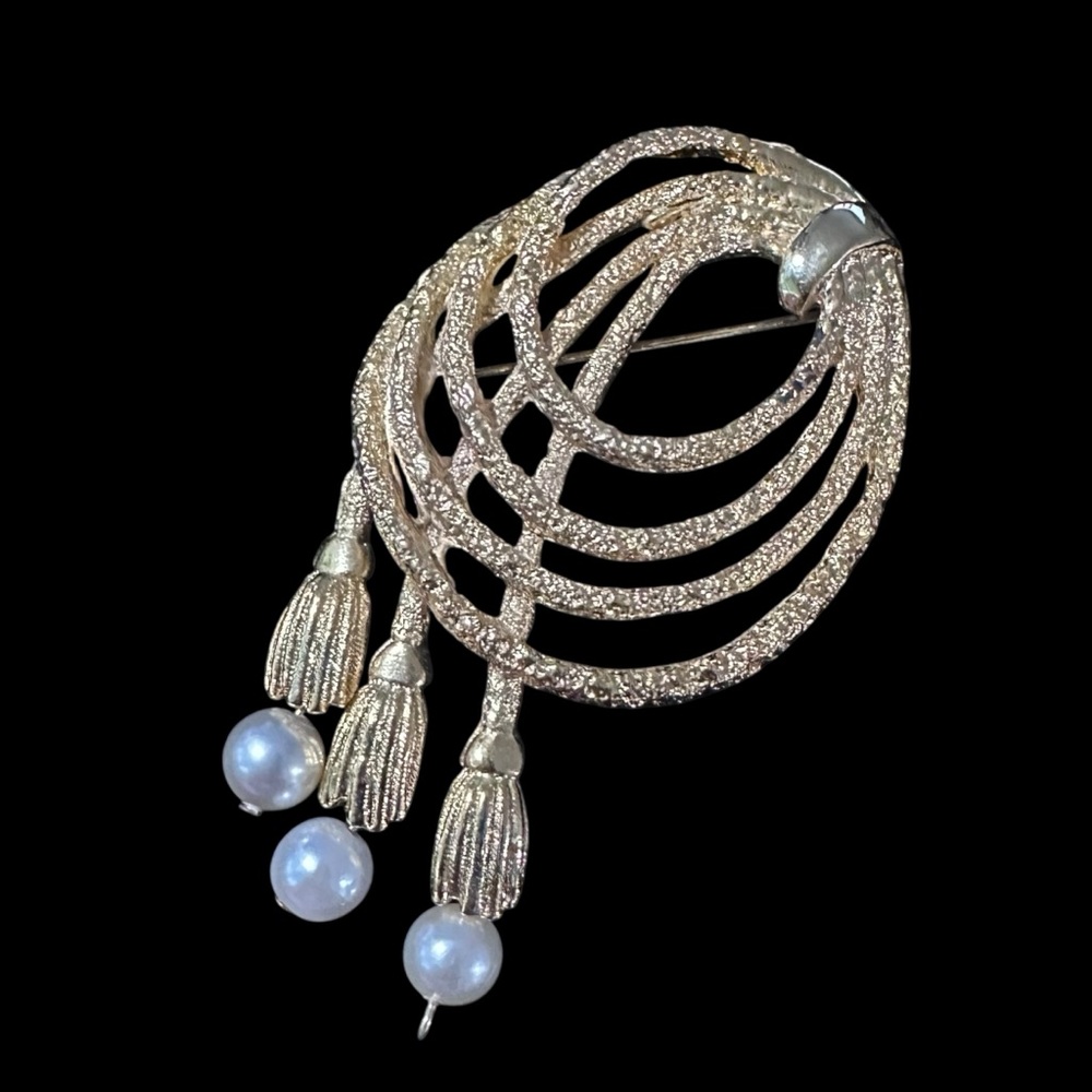 Vintage, Rare Gold tone Brooch with Faux Pearls